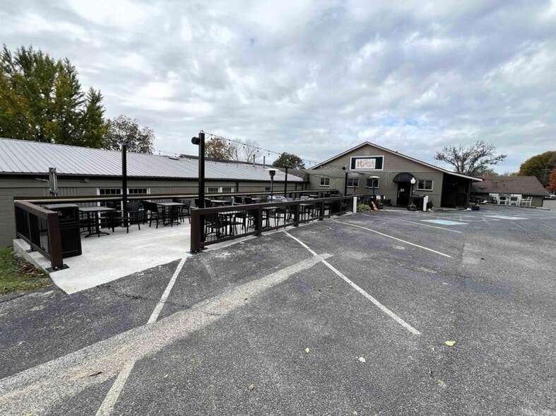 300 W Jennings St, Newburgh, IN for lease - Building Photo - Image 3 of 18