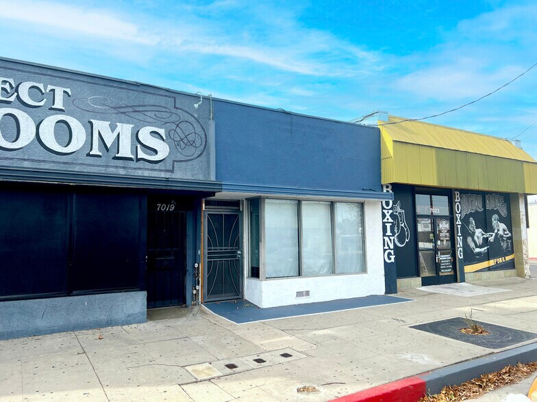 7017-7021 Reseda Blvd, Reseda, CA à louer - Photo du bâtiment - Image 2 de 4