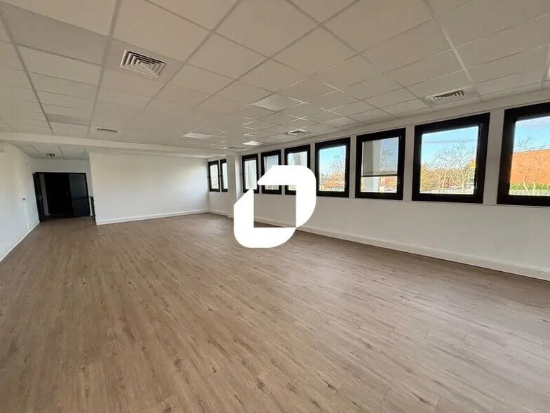 Bureau dans Lisses à louer - Photo intérieure - Image 2 de 9