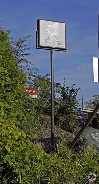 6939 Hastings St, Burnaby, BC à louer - Photo du bâtiment - Image 3 de 13