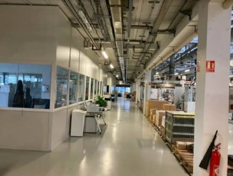 Flex in Vénissieux for lease - Interior Photo - Image 2 of 12