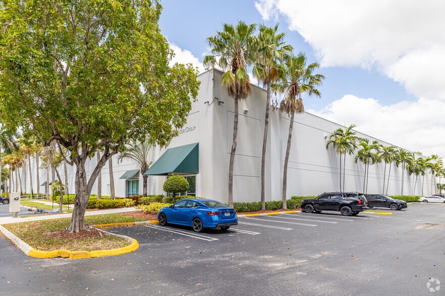 2000 NW 97th Ave, Doral, FL à louer - Photo principale - Image 1 de 12