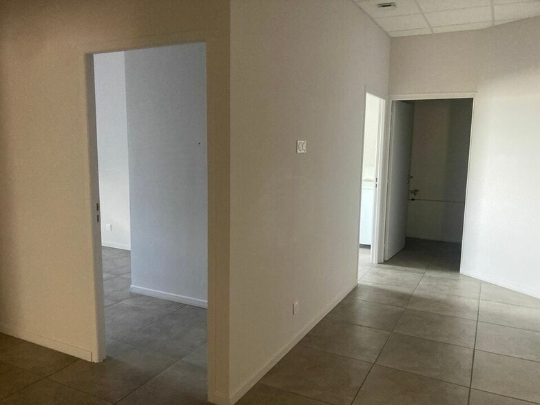 Office in Crolles for lease - Interior Photo - Image 2 of 2