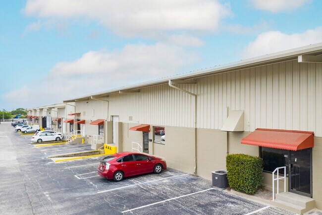 Plus de détails pour 5146-5283 Le Tourneau Cir, Tampa, FL - Industriel à louer