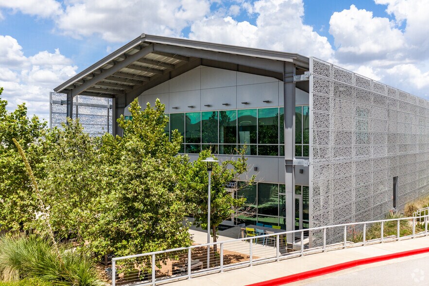 14400 The Lakes Blvd, Pflugerville, TX à louer - Photo du bâtiment - Image 3 de 10