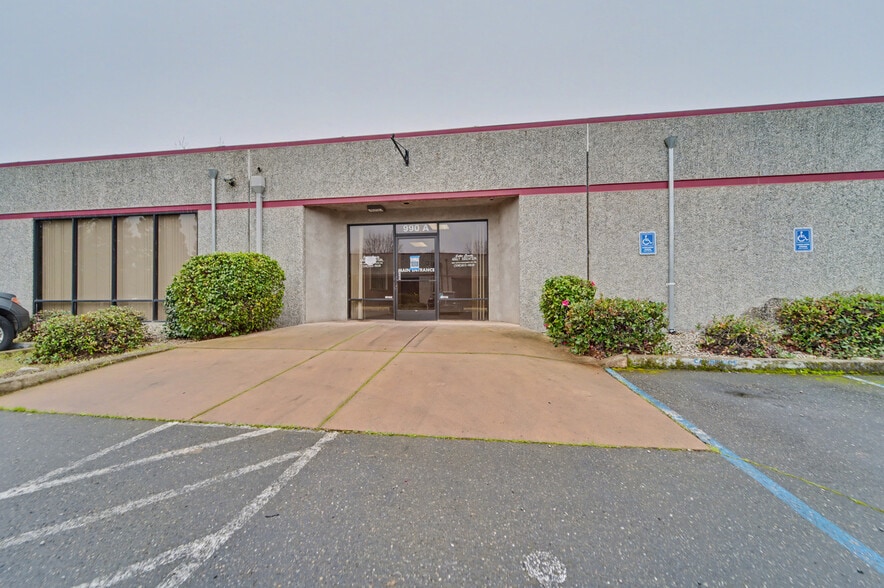 990 Klamath Ln, Yuba City, CA à louer - Photo du bâtiment - Image 3 de 6