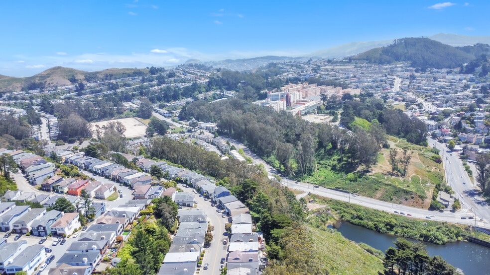 301-397 Warren Dr, San Francisco, CA for sale - Building Photo - Image 2 of 16