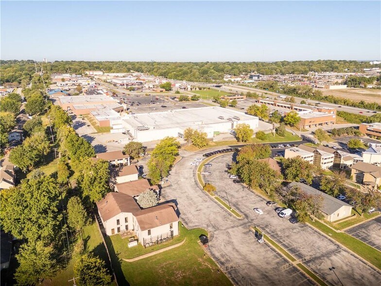 4216 S Hocker Dr, Independence, MO à vendre - Photo du bâtiment - Image 3 de 7