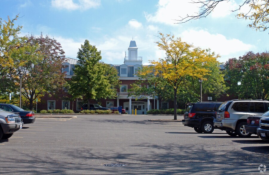 201 S Grove Ave, Barrington, IL à louer - Photo du bâtiment - Image 3 de 13