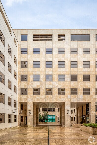 4-8 Rue Auguste Perret, Rueil-Malmaison à louer - Photo du bâtiment - Image 3 de 4