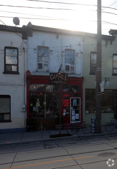 921 Queen St W, Toronto, ON for sale - Building Photo - Image 2 of 2