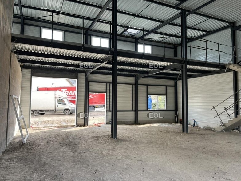 Flex in Asnières-sur-Oise for lease - Interior Photo - Image 3 of 5