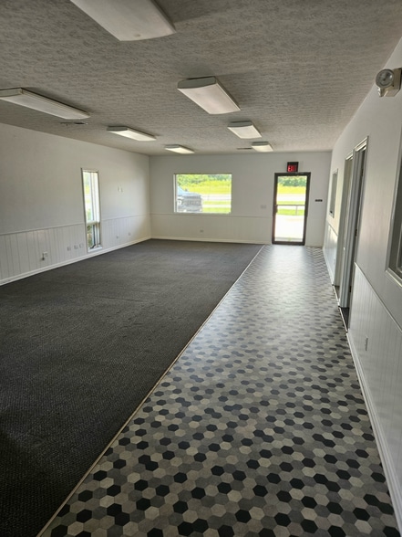 1433 Us-127 Byp, Lawrenceburg, KY for sale - Interior Photo - Image 3 of 5