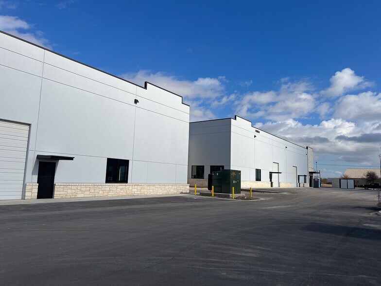 2500 NE Inner Loop, Georgetown, TX for lease - Building Photo - Image 2 of 3