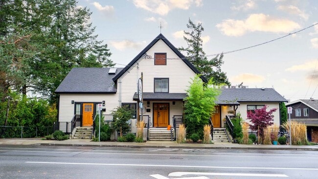 Plus de détails pour 7925 E Saanich Rd, Capital, BC - Commerce de détail à vendre