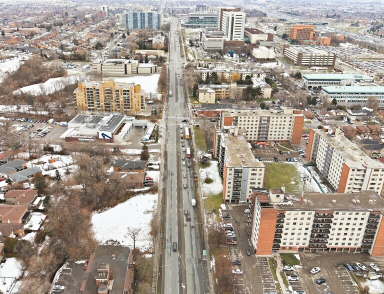 1326-1328 Wilson Ave, Toronto, ON à vendre - Photo du bâtiment - Image 2 de 3
