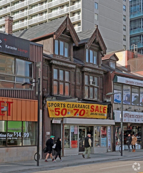 364 Yonge St, Toronto, ON for lease - Building Photo - Image 2 of 3