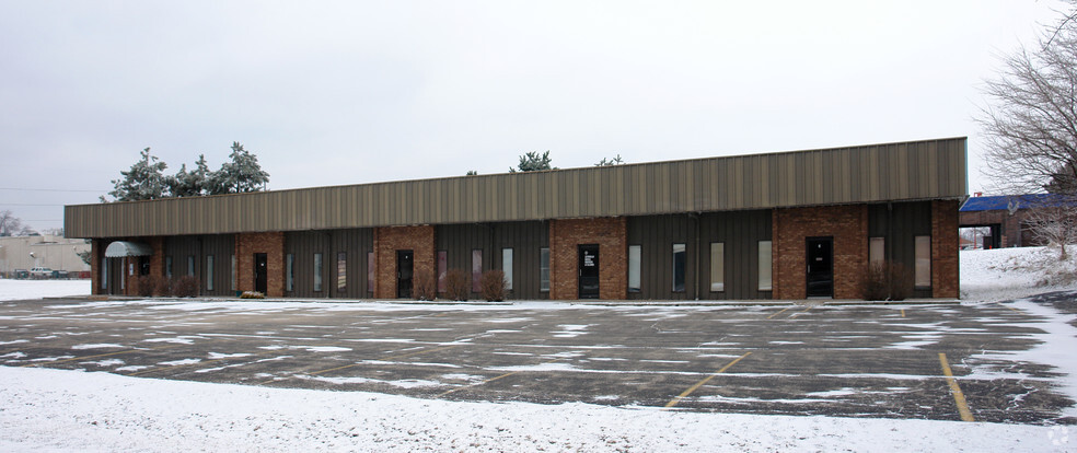 1717 W Candletree Dr, Peoria, IL for lease - Building Photo - Image 3 of 16