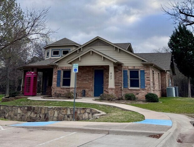 627 W College St, Grapevine, TX à louer - Photo du bâtiment - Image 2 de 8