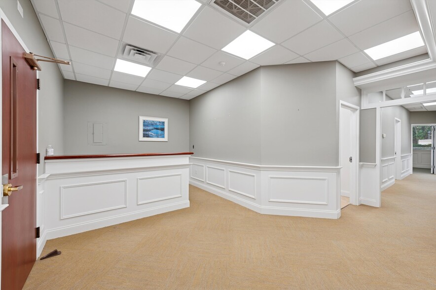 300 Pantigo Pl, East Hampton, NY for lease - Interior Photo - Image 3 of 17