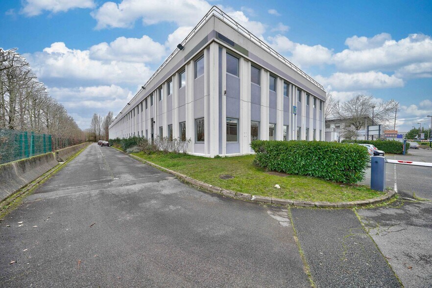 4 Allée Du Cantal, Lisses à louer - Photo du bâtiment - Image 3 de 11