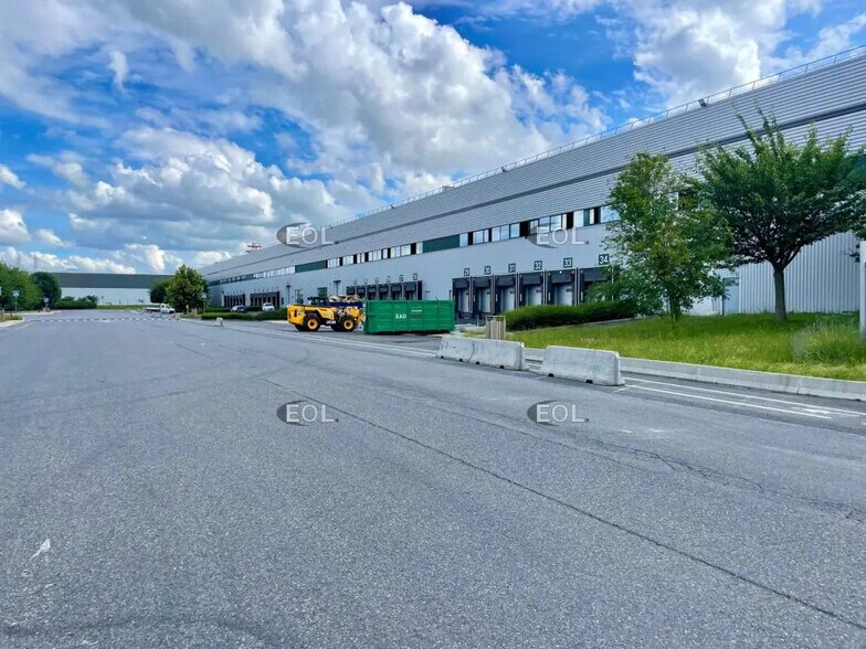 Industrial in Lisses for lease - Building Photo - Image 2 of 6