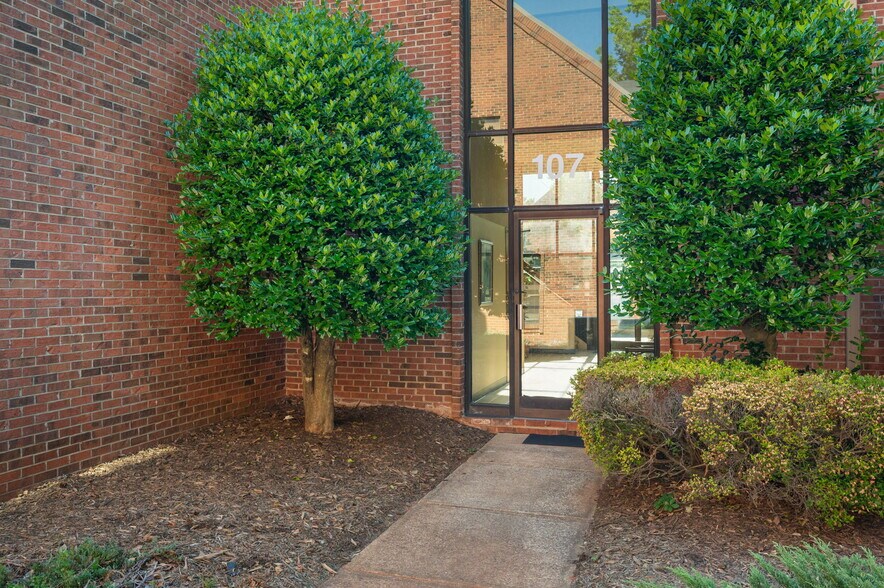 107 Fountain Brook Cir, Cary, NC à vendre - Photo du bâtiment - Image 3 de 12