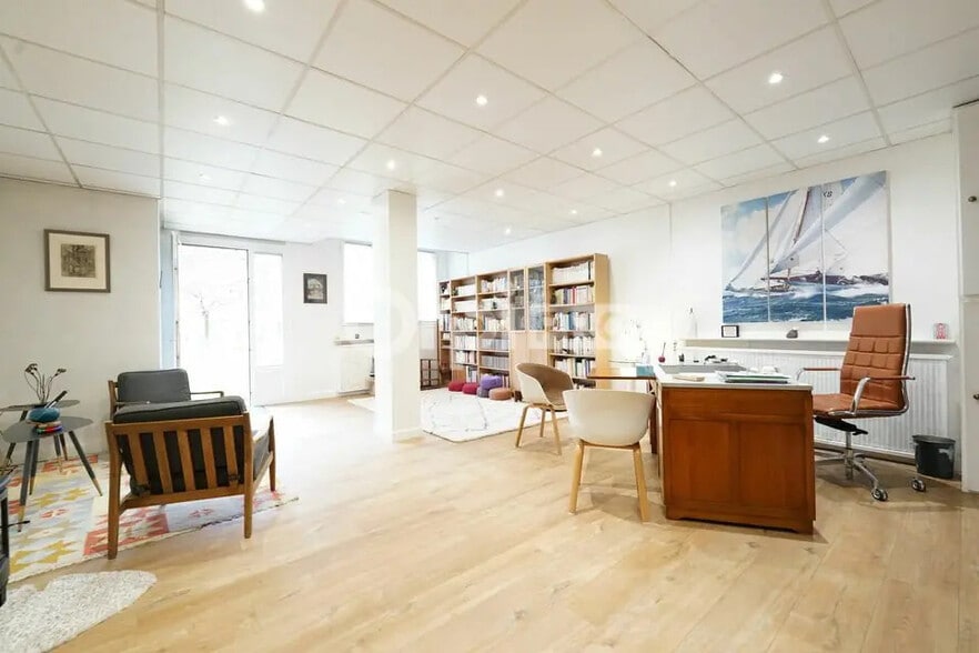 Office in Lyon for lease - Building Photo - Image 1 of 7