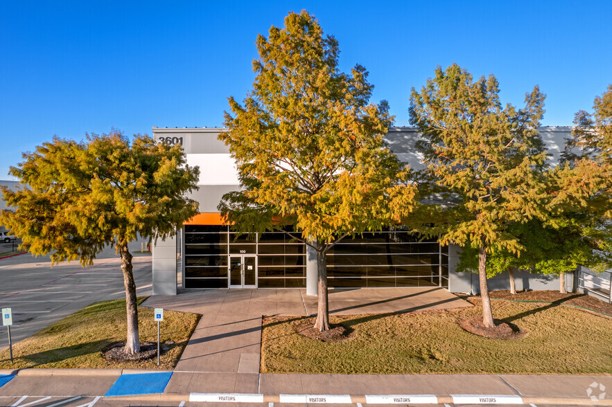 3601 Pinnacle Point Dr, Dallas, TX for lease - Building Photo - Image 3 of 4