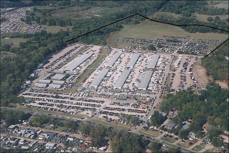 Old Mill Marketplace portefeuille de 5 propriétés à vendre sur LoopNet.ca - Photo du bâtiment - Image 1 de 1