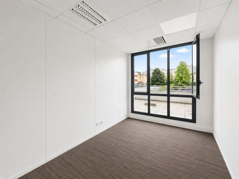 31 Rue Gorge De Loup, Lyon for lease - Interior Photo - Image 3 of 8