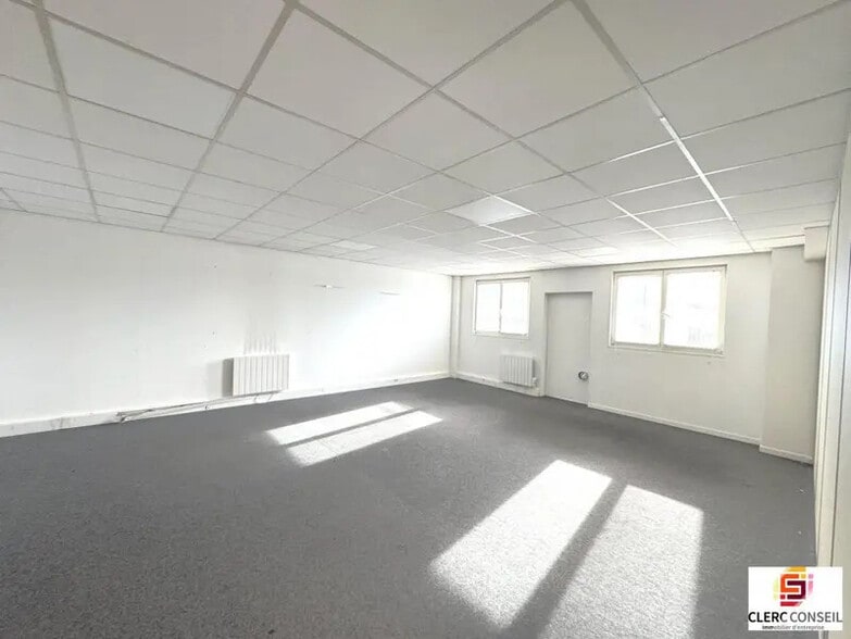 Office in Le Petit-Quevilly for lease - Building Photo - Image 2 of 13