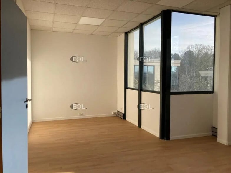 Office in Créteil for lease - Interior Photo - Image 2 of 6