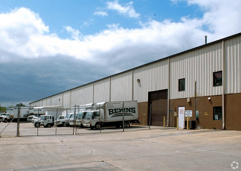 15111 Farm Creek Dr, Woodbridge, VA à louer - Photo du bâtiment - Image 3 de 5