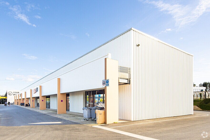 Flex in Les Ulis for lease - Building Photo - Image 2 of 2