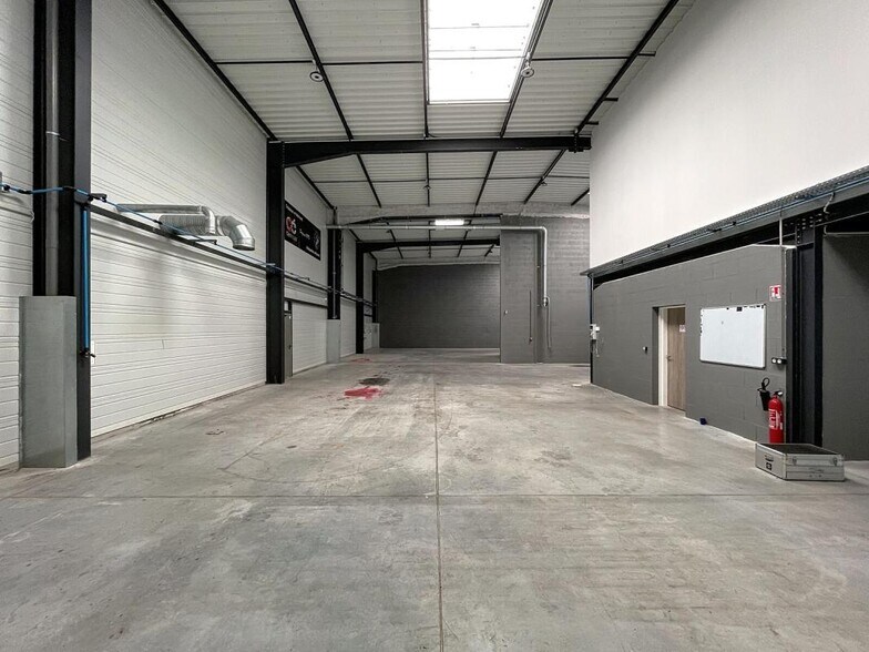 6 Rue D'Arsonval, Chassieu à louer - Photo du bâtiment - Image 3 de 10