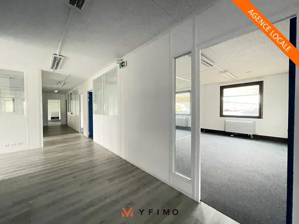 Office in Aubergenville for lease Interior Photo- Image 1 of 11