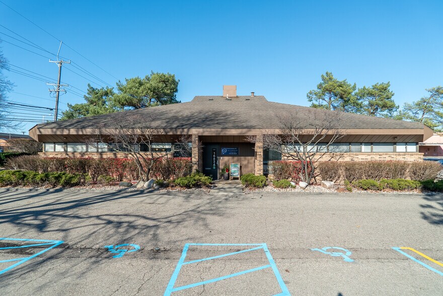 16826-16824 Newburgh Rd, Livonia, MI à vendre - Photo du bâtiment - Image 3 de 8