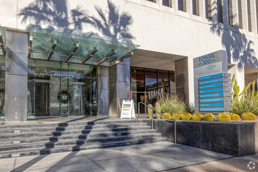 300 S 4th St, Las Vegas, NV à louer - Photo du bâtiment - Image 3 de 6