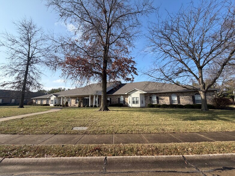 1035 Eastgate Dr, O'Fallon, IL à louer - Photo du bâtiment - Image 2 de 4