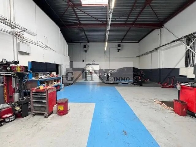 Industrial in Neuilly-Plaisance for lease - Building Photo - Image 3 of 7