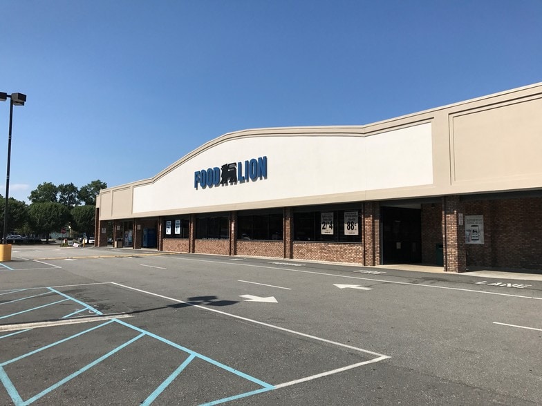 11710-11712 Jefferson Ave, Newport News, VA for lease - Building Photo - Image 2 of 5