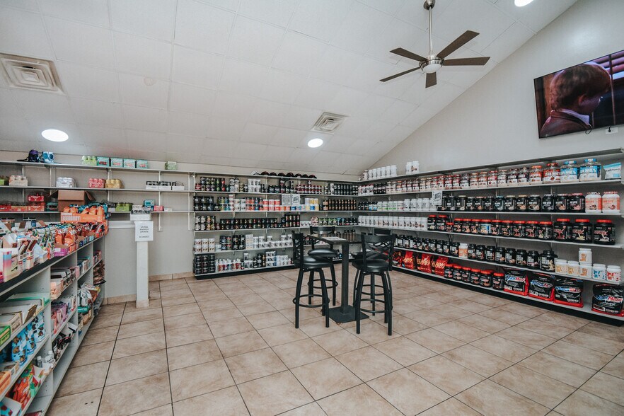6801 N Navarro St, Victoria, TX à louer - Photo du bâtiment - Image 3 de 14