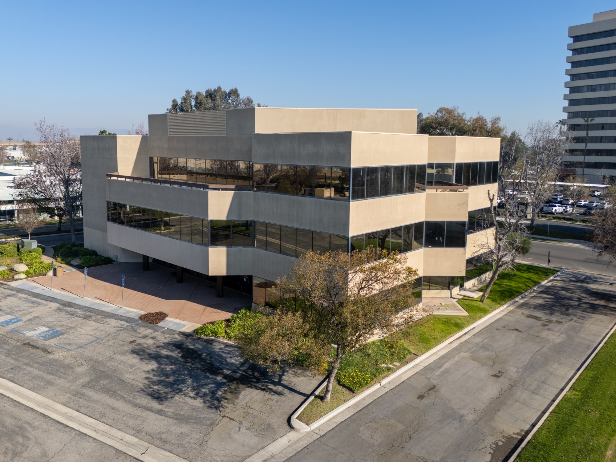 901 Tower Way, Bakersfield, CA for sale Primary Photo- Image 1 of 12