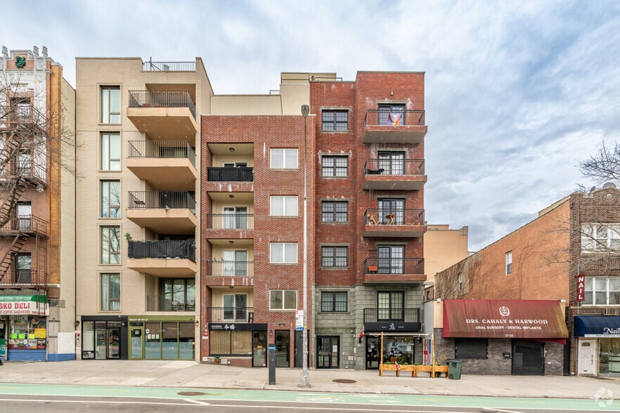 Astoria Portfolio of 3 Assets portfolio of 3 properties for sale on LoopNet.ca - Primary Photo - Image 2 of 3