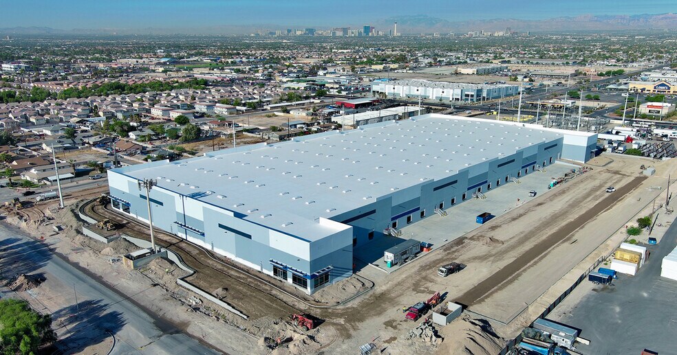 5210 E Carey Ave, Las Vegas, NV à louer - Photo du bâtiment - Image 3 de 9