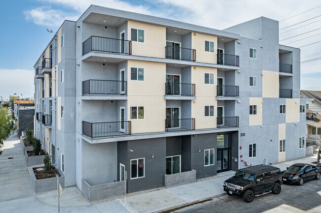 More details for 300 W 60th St, Los Angeles, CA - Multifamily for Sale