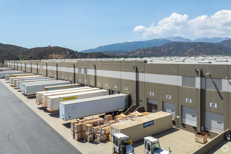 7010 N Cajon Blvd, San Bernardino, CA à louer - Photo du bâtiment - Image 2 de 8