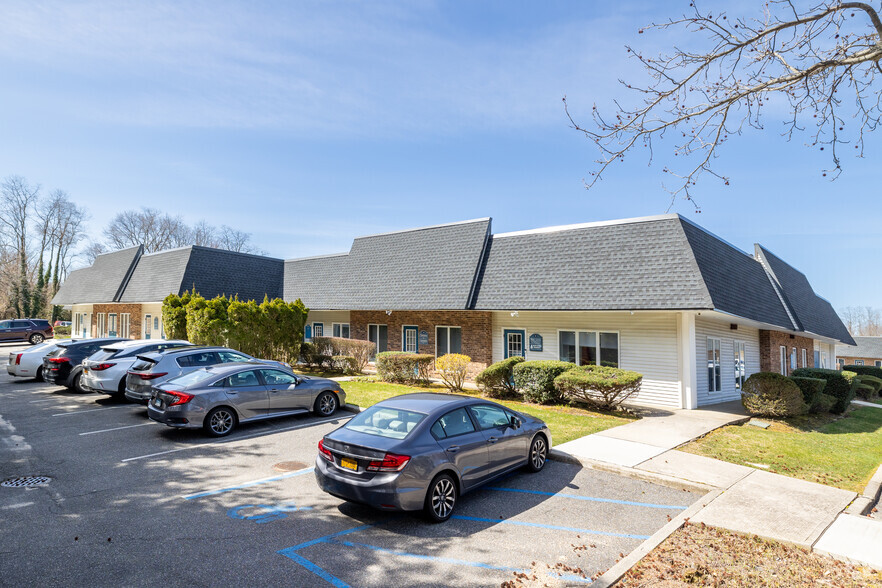 100 S Jersey Ave East Setauket, NY portefeuille de 2 propriétés à vendre sur LoopNet.ca - Photo principale - Image 1 de 10