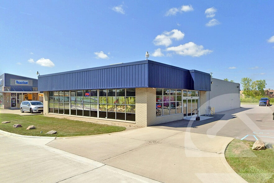 22720 Allen Rd, Trenton, MI à louer - Photo principale - Image 1 de 1